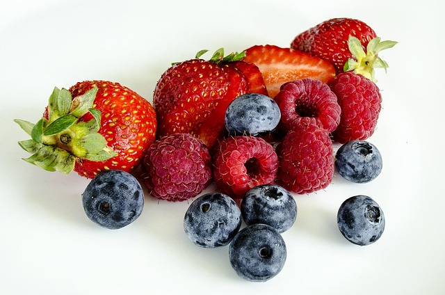 frutti rossi fragole, lamponi e mirtilli