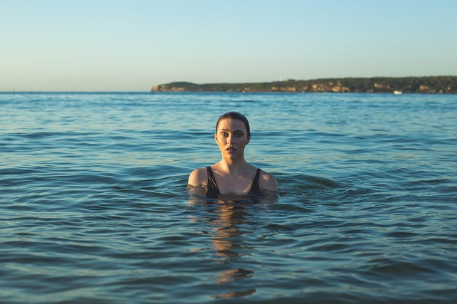 ragazza dentro il mare