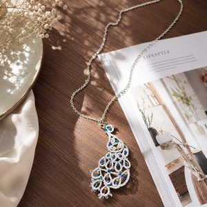 ciondolo pavone tatting
